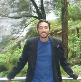 Lounes magnétiseur Lounes souriant en pleine nature